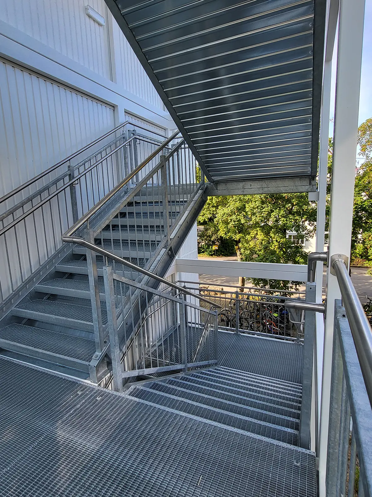 Schulinterimsgebäude • Stadt Metzingen 7 Außenaufnahme der Interimsschule in Modulbauweise in Metzingen