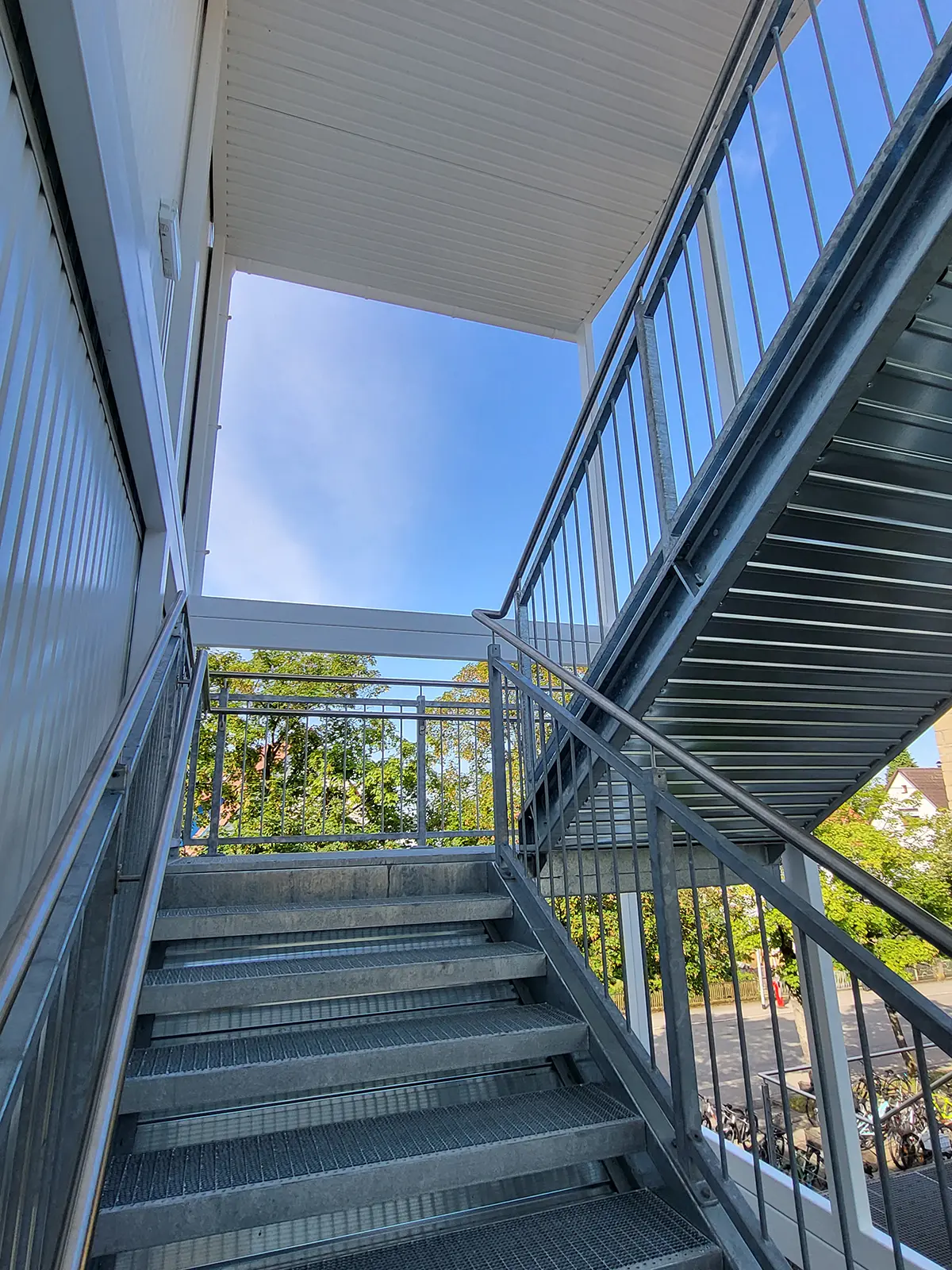 Schulinterimsgebäude • Stadt Metzingen 6 Außenaufnahme der Interimsschule in Modulbauweise in Metzingen