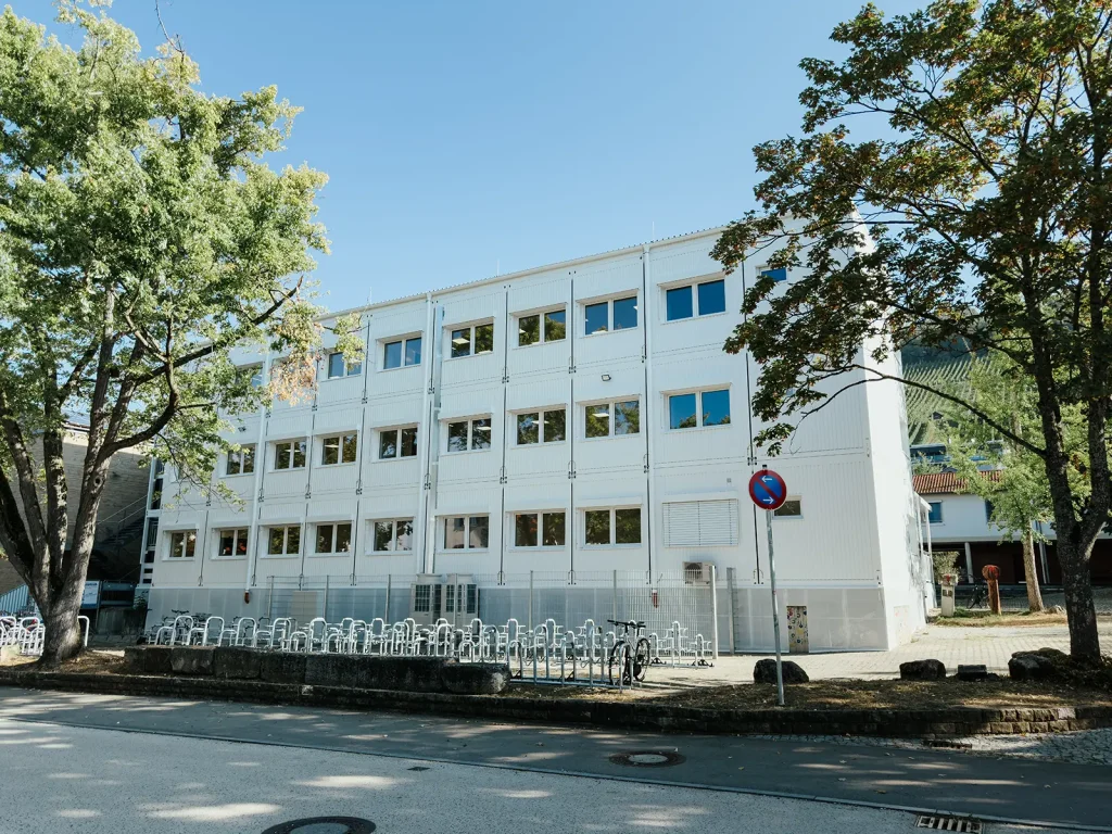 Schulinterimsgebäude • Stadt Metzingen 1 Außenaufnahme der Interimsschule in Modulbauweise in Metzingen