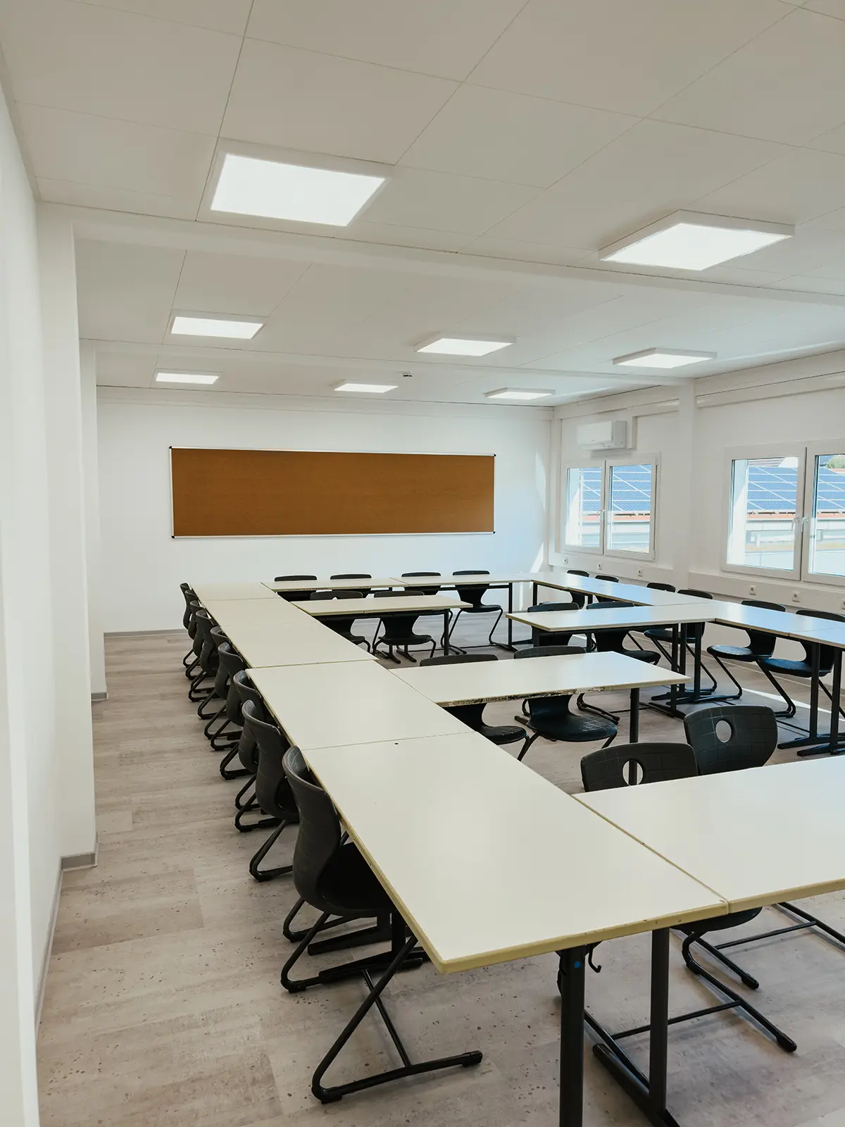 Schulinterimsgebäude • Stadt Metzingen 11 Aufnahme eines Klassenzimmers in der Interimsschule in Modulbauweise in Metzingen
