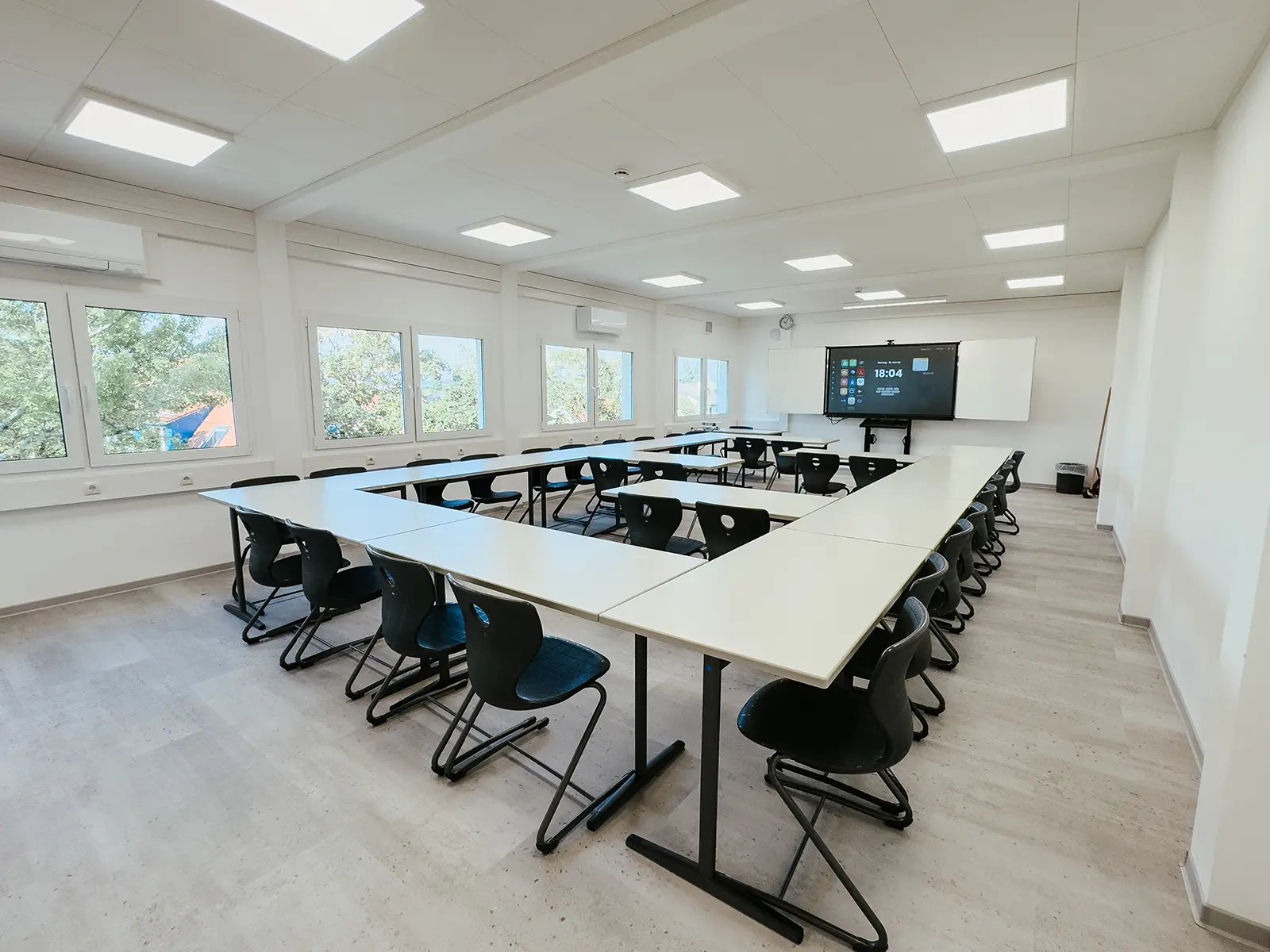 Schulinterimsgebäude • Stadt Metzingen 10 Aufnahme eines Klassenzimmers in der Interimsschule in Modulbauweise in Metzingen