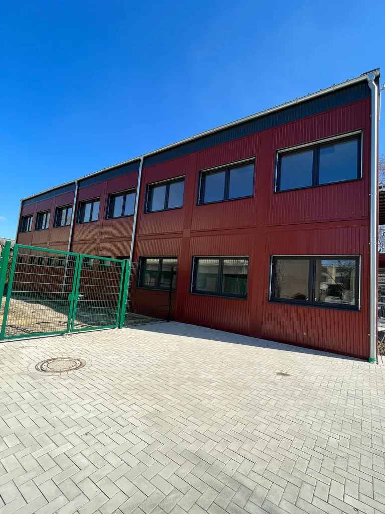 Nelson-Mandela-Schule • Stadt Rheine 1 Außenansicht der neuen Modulbau-Schule in Rheine