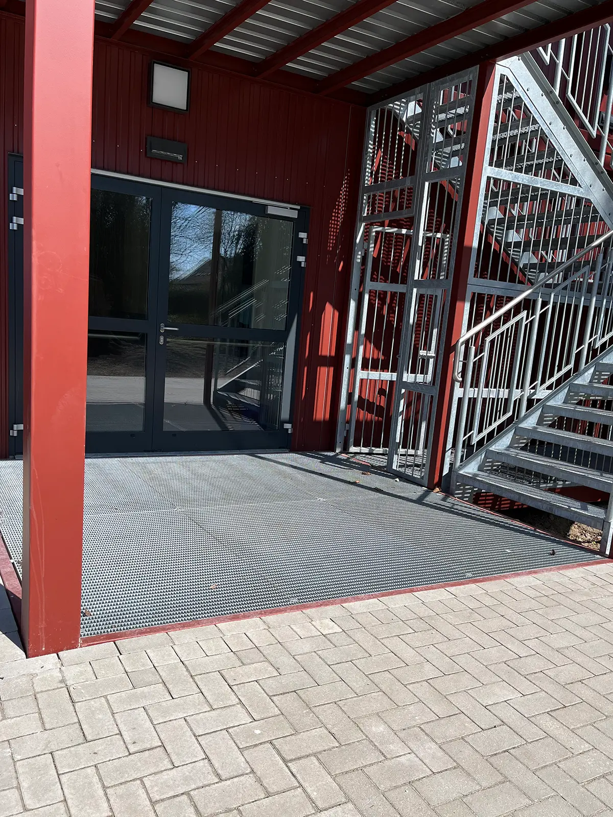 Nelson-Mandela-Schule • Stadt Rheine 4 Außenansicht der neuen Modulbau-Schule in Rheine