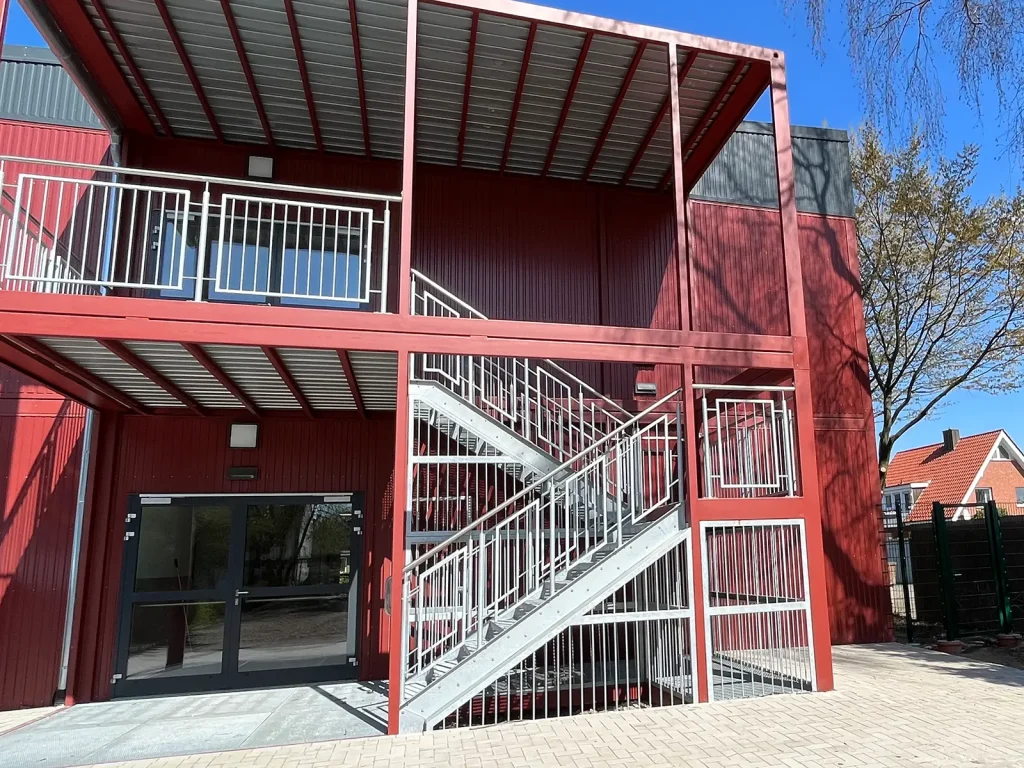 Nelson-Mandela-Schule • Stadt Rheine 2 Außenansicht der neuen Modulbau-Schule in Rheine