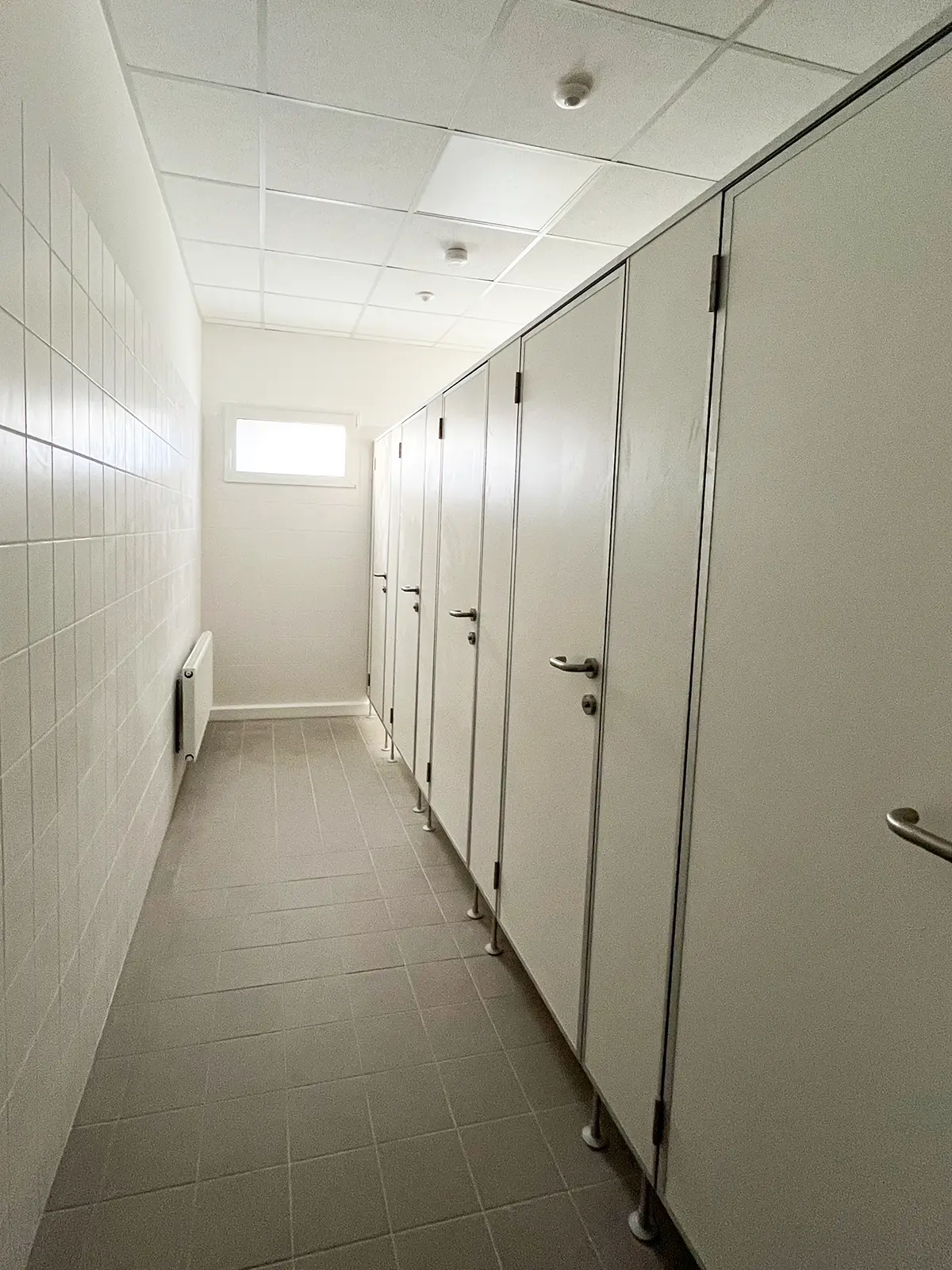 Nelson-Mandela-Schule • Stadt Rheine 9 Aufnahme einer Toilette der neuen Modulbau-Schule in Rheine