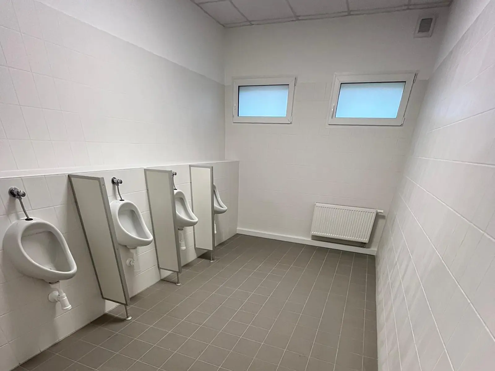 Nelson-Mandela-Schule • Stadt Rheine 8 Aufnahme einer Toilette der neuen Modulbau-Schule in Rheine