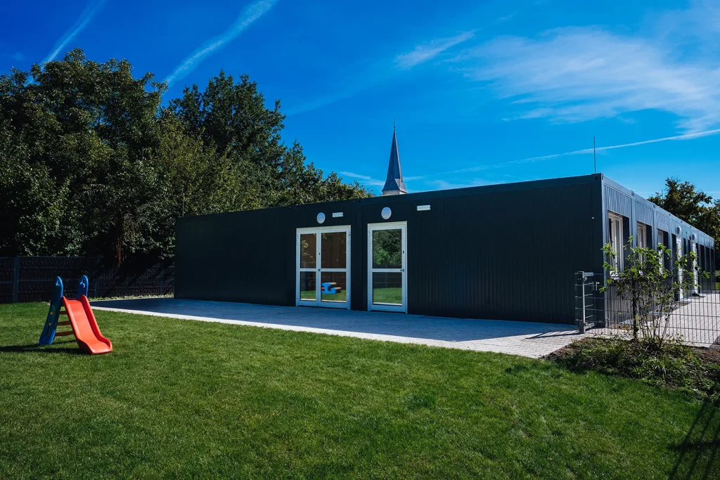 3x Kita in Modulbauweise • Kreis Warendorf 1 Außenaufnahme der Kita in Modulbauweise im Kreis Warendorf, hier zu sehen der Standort Sassenberg