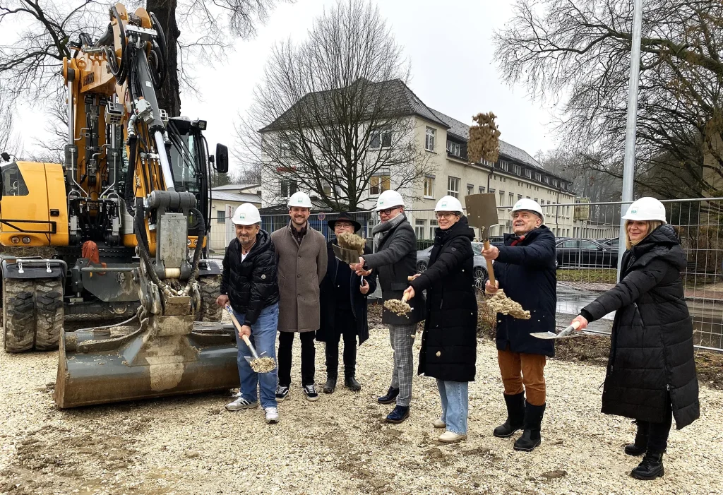 KIP Fertigbau baut Kinderhaus für die Stadt Neu-Ulm 1 Gruppenbild vom Spatenstich am Kinderhaus bzw Kita Neubau Neu-Ulm mit KIP Fertigbau