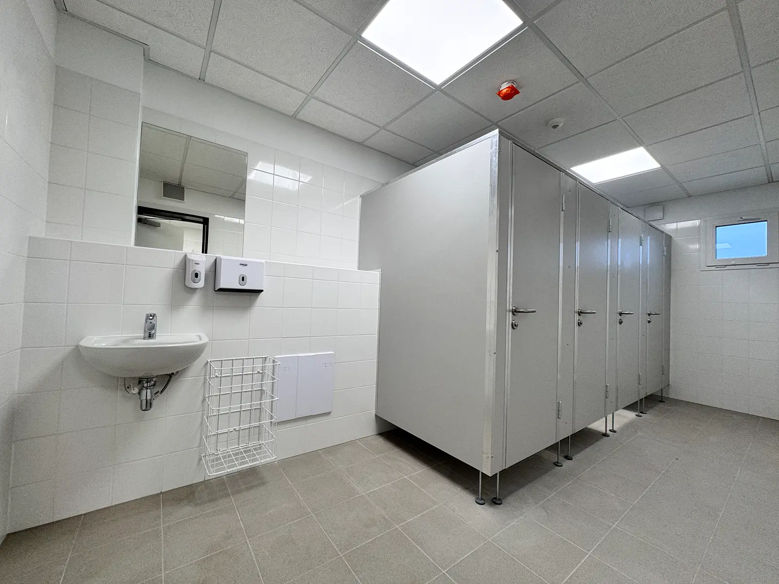 Containerschulanlage • Stadt Remscheid 9 Ansicht des Sanitärraums in der Containerschulanlage in Remscheid