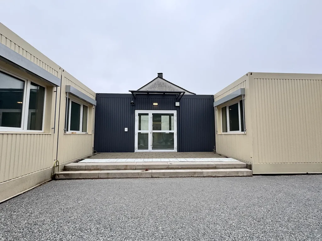 Containerschulanlage • Stadt Remscheid 1 Außenansicht der Schule in Containerbauweise in Remscheid