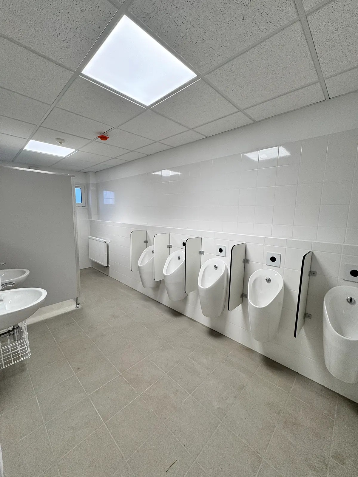 Containerschulanlage • Stadt Remscheid 10 Ansicht des Sanitärraums in der Containerschulanlage in Remscheid