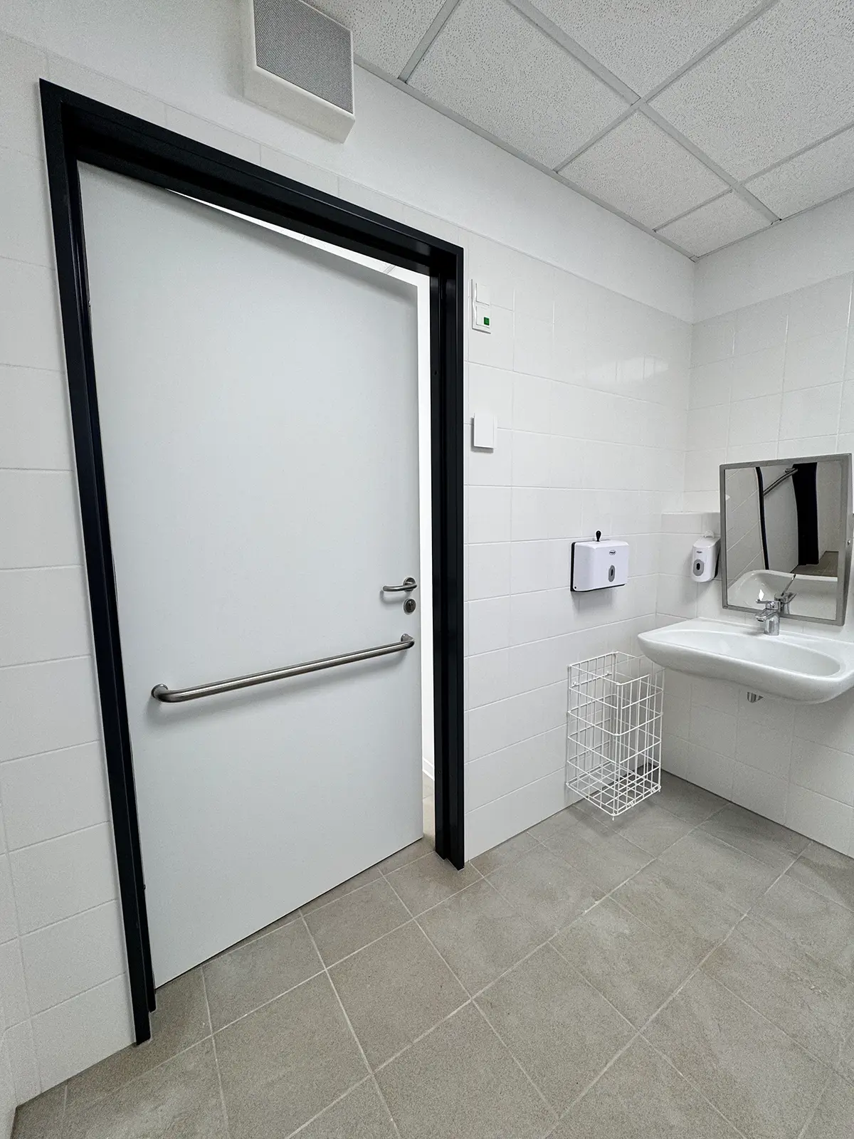 Containerschulanlage • Stadt Remscheid 11 Ansicht des Sanitärraums in der Containerschulanlage in Remscheid