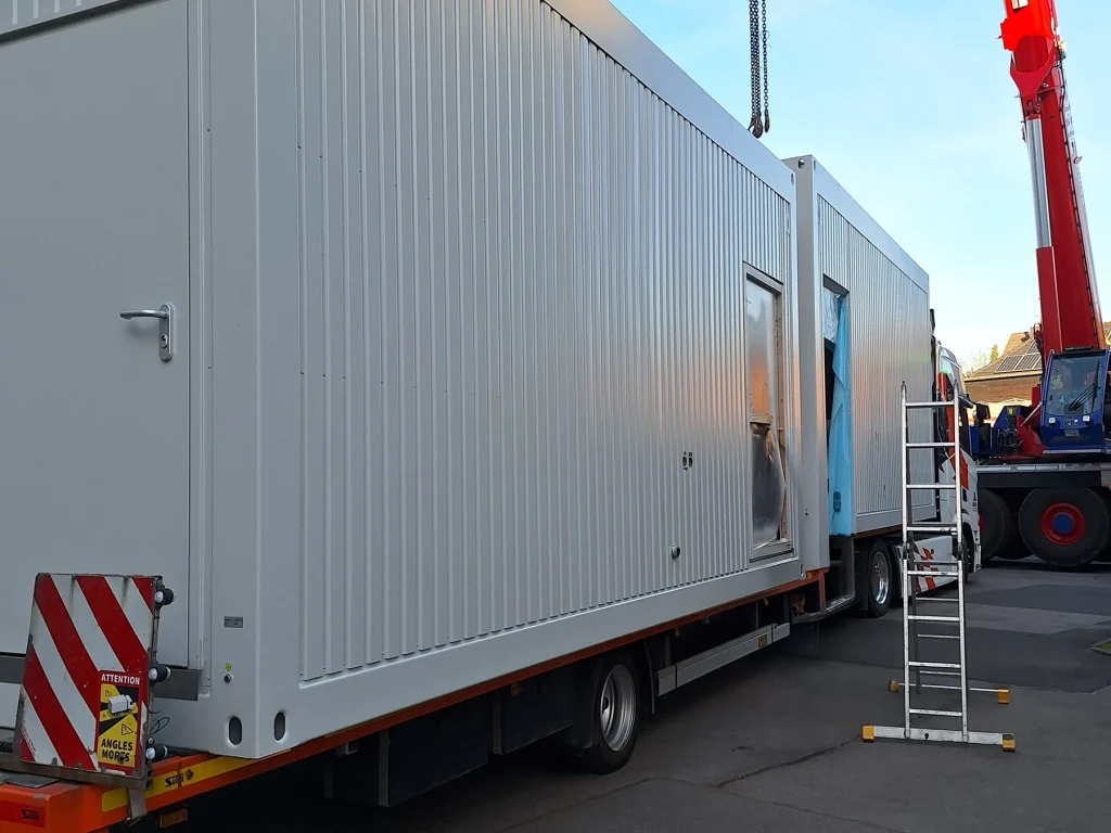 Erweiterung der Grundschule Alsdorf-Schaufenberg: Neue Mensaküche in Modulbauweise 1 Anlieferung der Containermodule an der Grundschule Alsdorf-Schaufenberg
