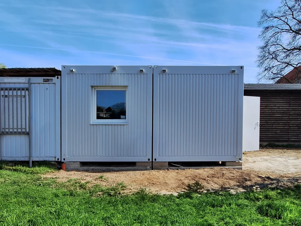Erweiterung der Grundschule Alsdorf-Schaufenberg: Neue Mensaküche in Modulbauweise 3 Außenansicht der Schulmensa in Alsdorf-Schaufenberg