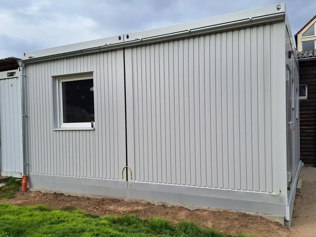 Erweiterung der Grundschule Alsdorf-Schaufenberg: Neue Mensaküche in Modulbauweise 4 Außenansicht der neuen Modulbau-Schulmensa in Alsdorf-Schaufenberg