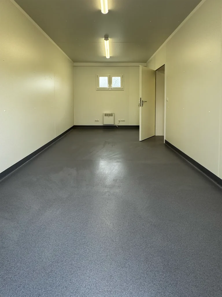 Neuer Kabinentrakt für den FC80 Neuhausen erfolgreich fertiggestellt 4 Innenansicht des Kabinentrakts in Metzingen
