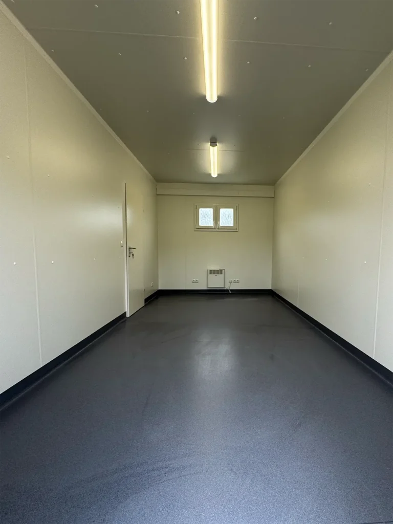 Neuer Kabinentrakt für den FC80 Neuhausen erfolgreich fertiggestellt 5 Innenansicht des Kabinentrakts in Metzingen