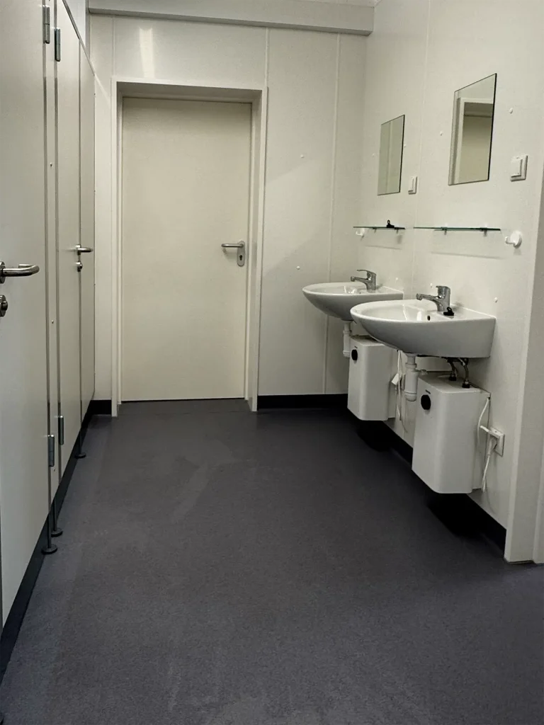 Neuer Kabinentrakt für den FC80 Neuhausen erfolgreich fertiggestellt 3 Blick in die Sanitärräume des Funktionsgebäudes auf dem Sportplatz