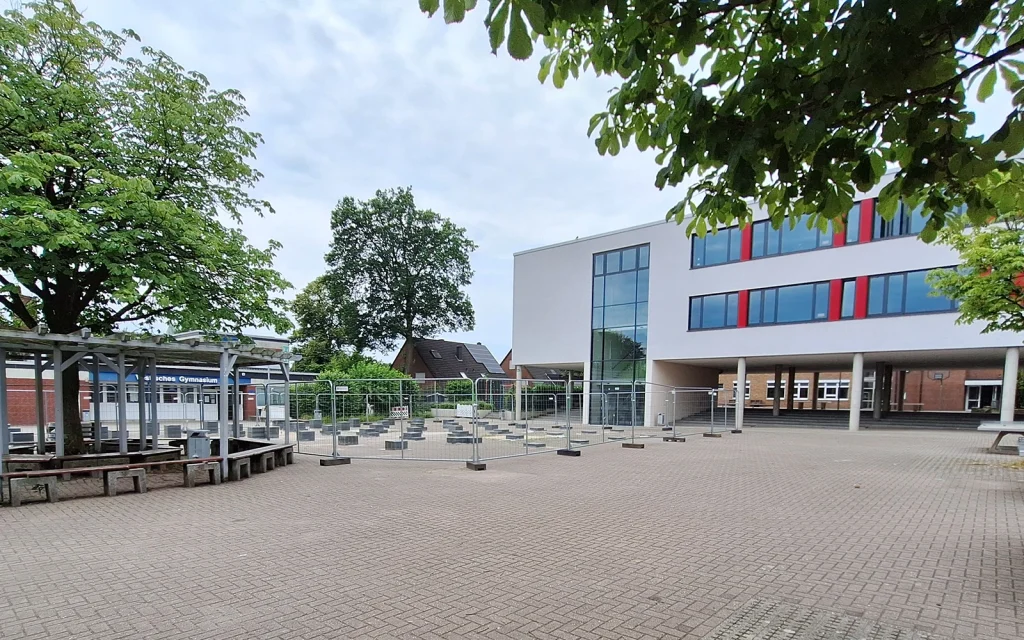 Neues Schulgebäude in Modulbauweise für das Vestische Gymnasium in Bottrop 1 Die Fundamentplatten am neuen Standort des Schulgebäudes am Vestischen Gymnasium sind bereits fertiggestellt