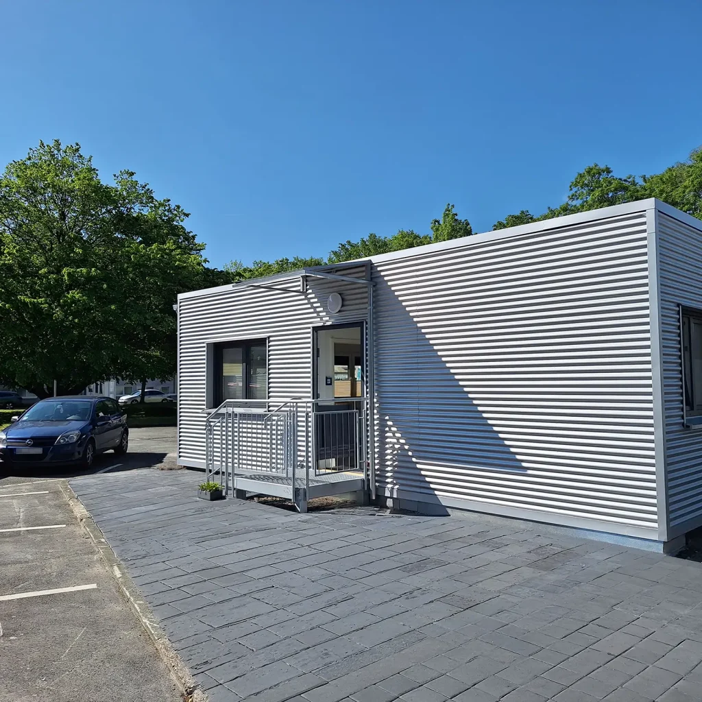 Büro- & Verwaltungsgebäude Feuerwehr • Stadt Kamen 1 Außenansicht des Modularen Bürogebäudes für die Feuerwehr in Kamen