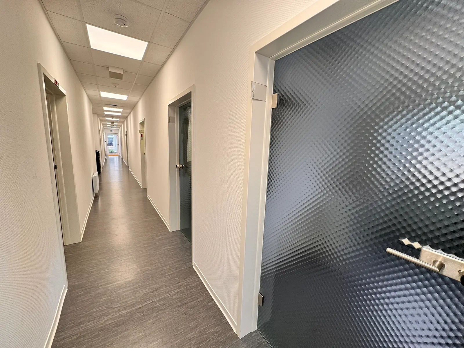 Büro- & Verwaltungsgebäude Feuerwehr • Stadt Kamen 4 Aufnahme des Flurs im Modulbaugebäude der Feuerwehr Kamen