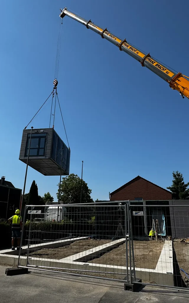 Module für neues Schulgebäude an der Heinrich-Böll-Gesamtschule angeliefert 1 Anlieferung der Module an der Heinrich-Böll-Gesamtschule in Oberhausen mit einem Kran