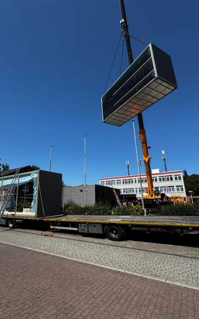 Module für neues Schulgebäude an der Heinrich-Böll-Gesamtschule angeliefert 2 Anlieferung der Module an der Heinrich-Böll-Gesamtschule in Oberhausen mit einem Kran