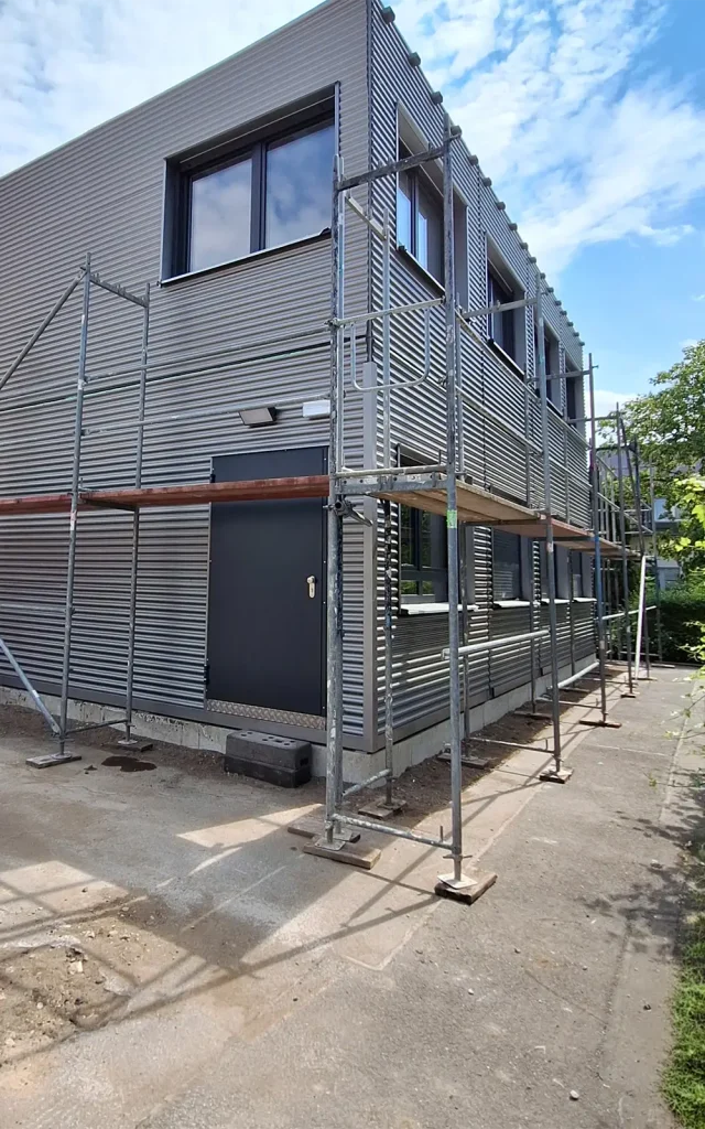 Module für neues Schulgebäude an der Heinrich-Böll-Gesamtschule angeliefert 5 Ansicht des neuen, noch eingerüsteten Schulgebäudes an der Heinrich-Böll-Gesamtschule in Oberhausen