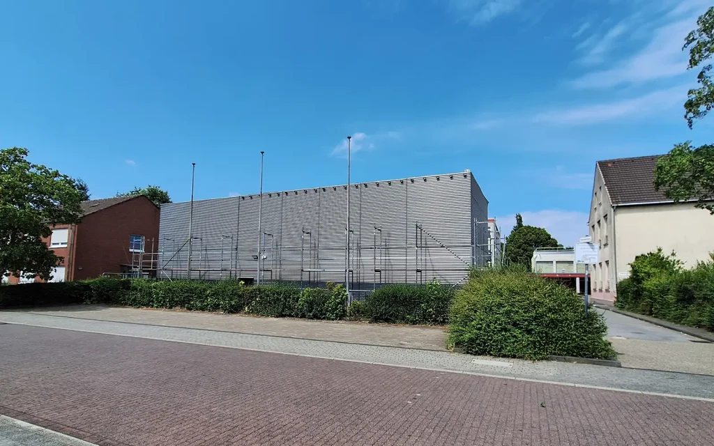 Module für neues Schulgebäude an der Heinrich-Böll-Gesamtschule angeliefert 6 Ansicht des neuen, noch eingerüsteten Schulgebäudes an der Heinrich-Böll-Gesamtschule in Oberhausen