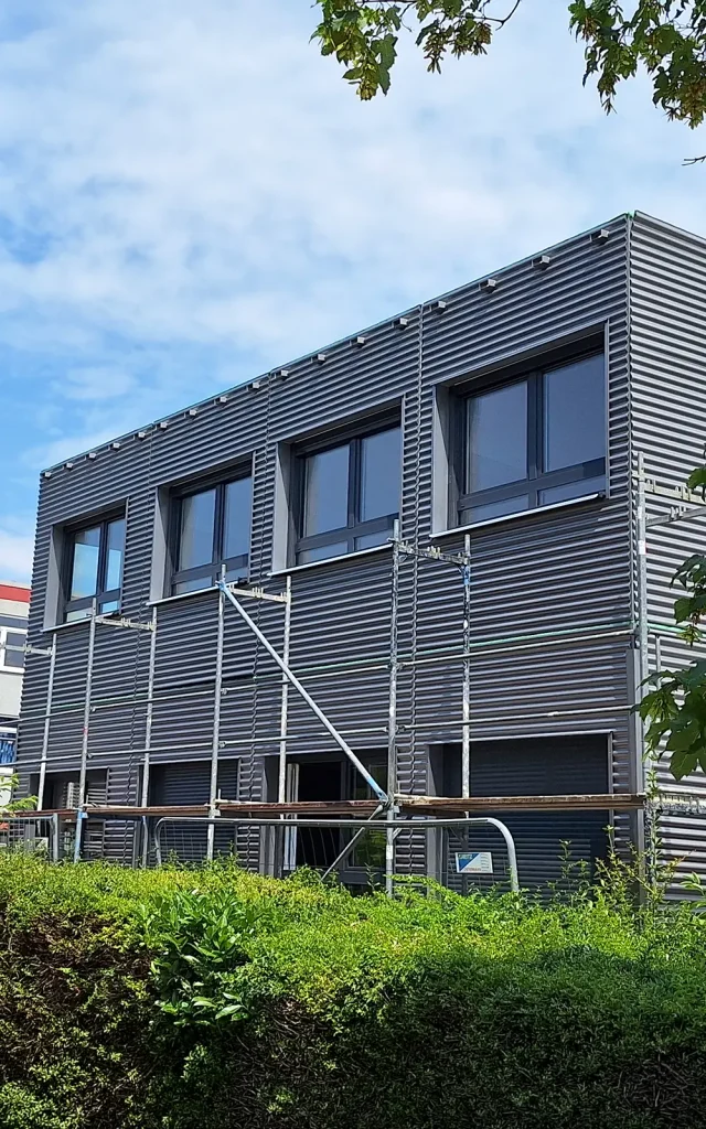 Module für neues Schulgebäude an der Heinrich-Böll-Gesamtschule angeliefert 4 Ansicht des neuen, noch eingerüsteten Schulgebäudes an der Heinrich-Böll-Gesamtschule in Oberhausen