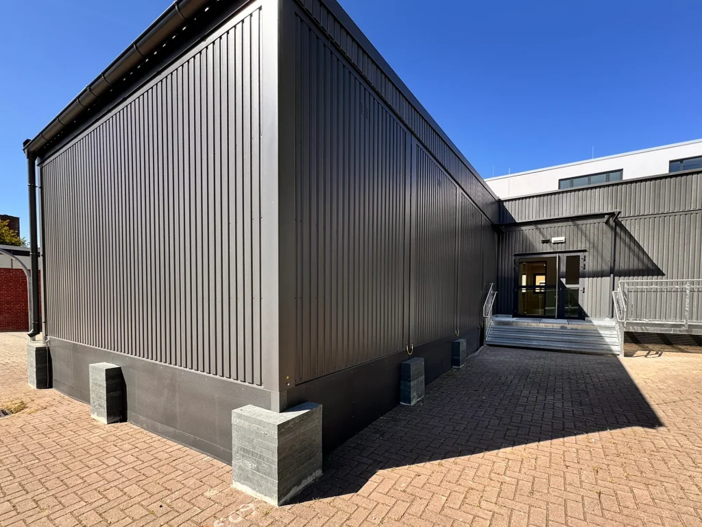Modulbau am Vestischen Gymnasium erfolgreich fertiggestellt 2 Außenansicht des Erweiterungsbaus am Gymnasium in Bottrop