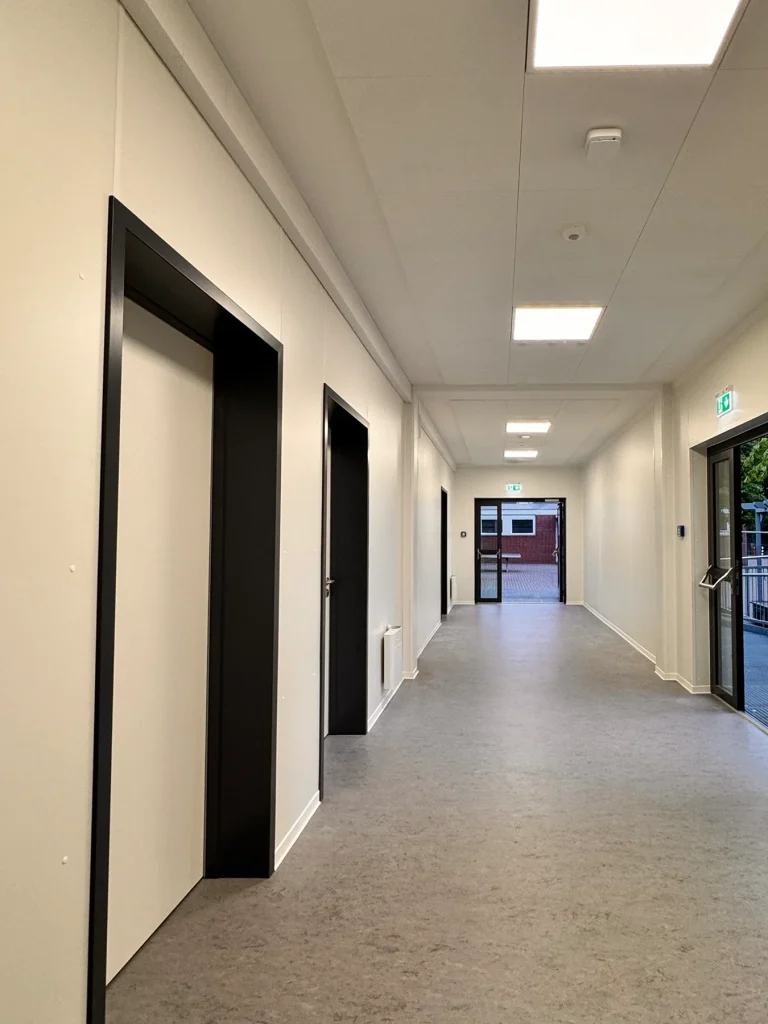 Modulbau am Vestischen Gymnasium erfolgreich fertiggestellt 5 Aufnahme vom Flur im Modulbau am Gymnasium in Bottrop