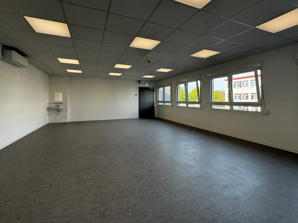Neues Modulgebäude an der Heinrich-Böll-Gesamtschule finalisiert 5 Aufnahme eines Klassenraums im modularen Schulgebäude in Oberhausen