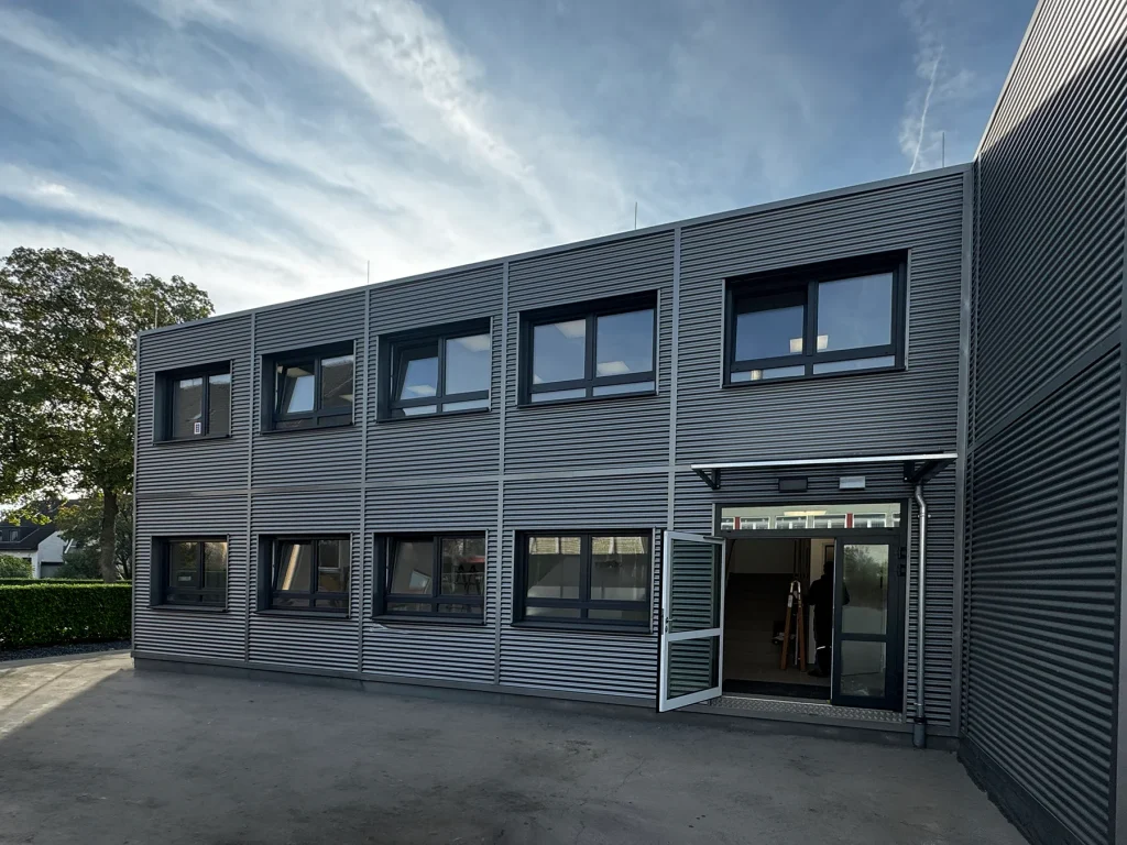 Neues Modulgebäude an der Heinrich-Böll-Gesamtschule finalisiert 3 Aufnahme des Gebäudes in Modulbauweise an der Heinrich Böll Gesamtschule
