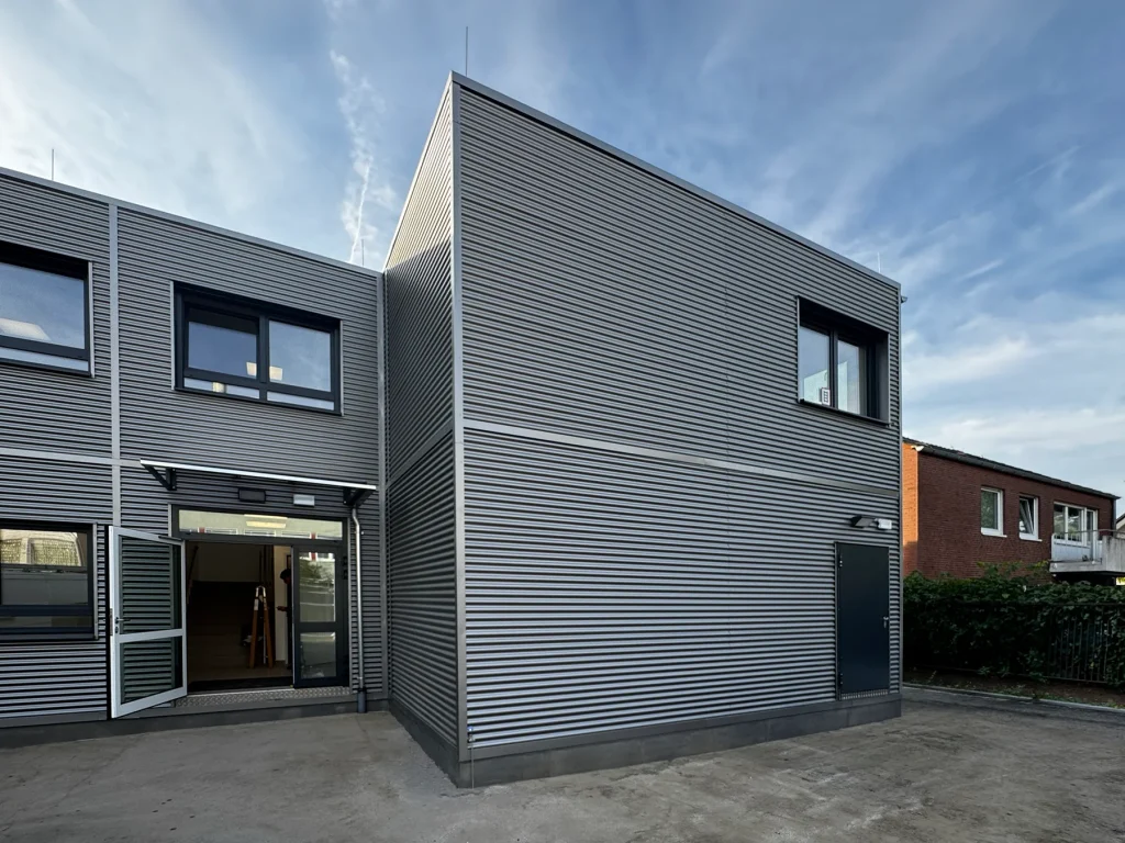 Neues Modulgebäude an der Heinrich-Böll-Gesamtschule finalisiert 4 Aufnahme des Gebäudes in Modulbauweise an der Heinrich Böll Gesamtschule