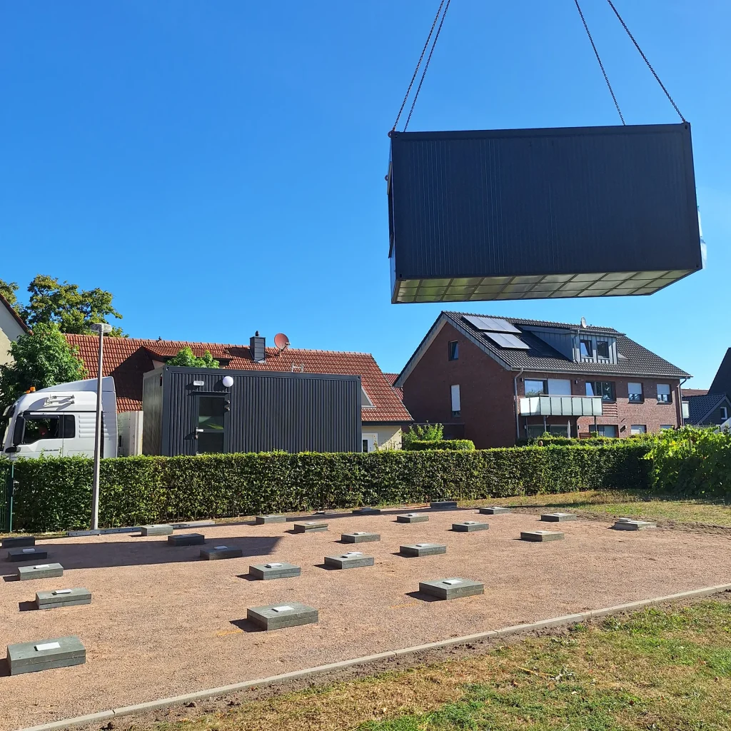 Schul-Erweiterung in nur einer Woche realisiert 7 Anlieferung der Module für die Schul-Erweiterung in Ahaus