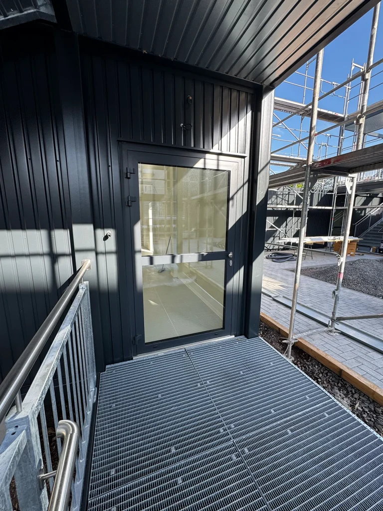 Modulare Schulerweiterung an der Canada-Schule in Zweibrücken gestartet 6 Detailaufnahme der Modulbau-Baustelle in Zweibrücken