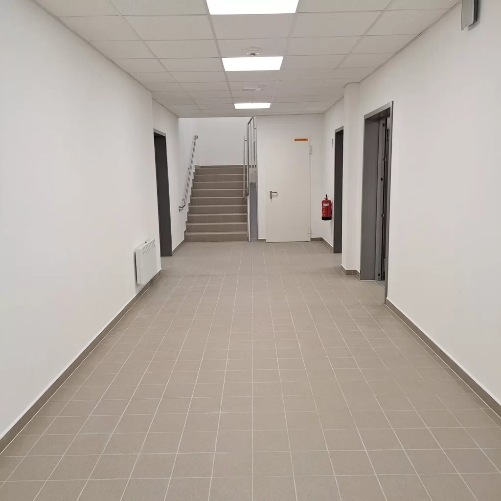 Neue Raumzellenanlage für die Theodor-Heuss-Realschule 5 Innenaufnahme vom Treppenhaus der neuen Modulbau-Schule in Oberhausen