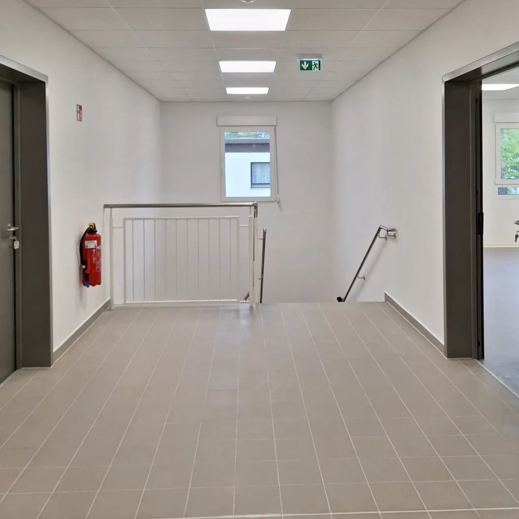 Neue Raumzellenanlage für die Theodor-Heuss-Realschule 8 Innenaufnahme vom Treppenhaus der neuen Modulbau-Schule in Oberhausen