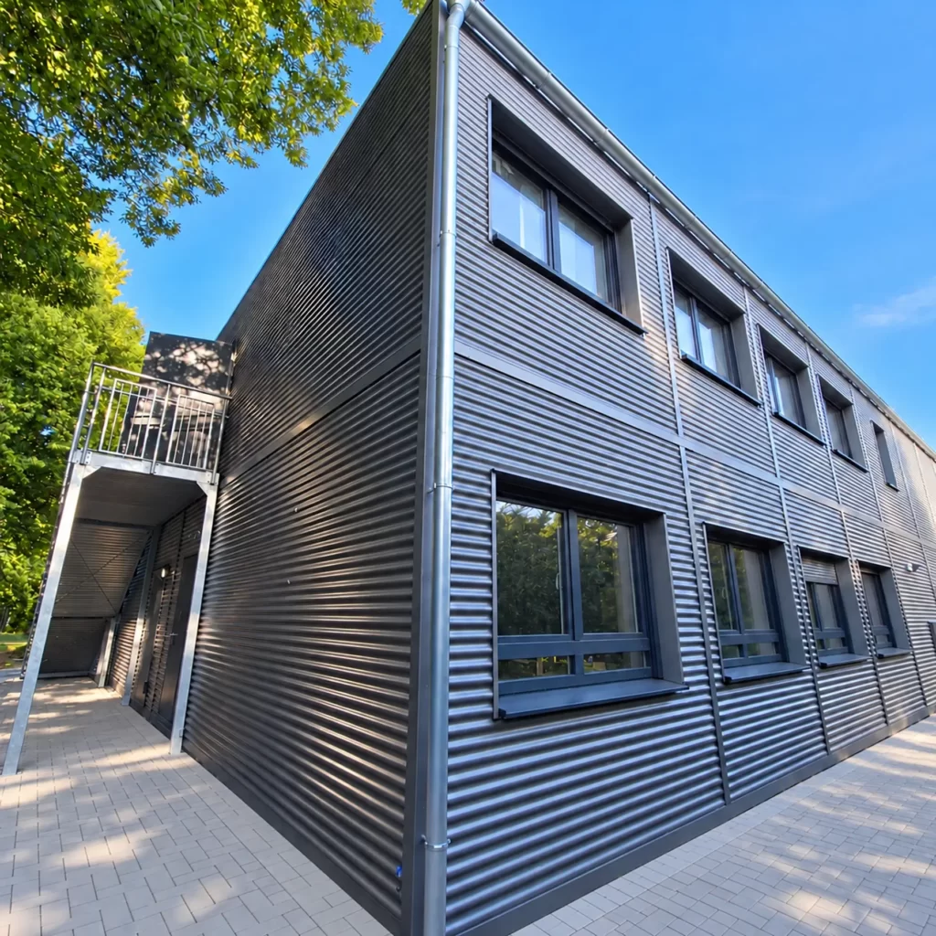Neue Raumzellenanlage für die Theodor-Heuss-Realschule 2 Modulares Schulgebäude an der Theodor Heuss Realschule Oberhausen von außen betrachtet