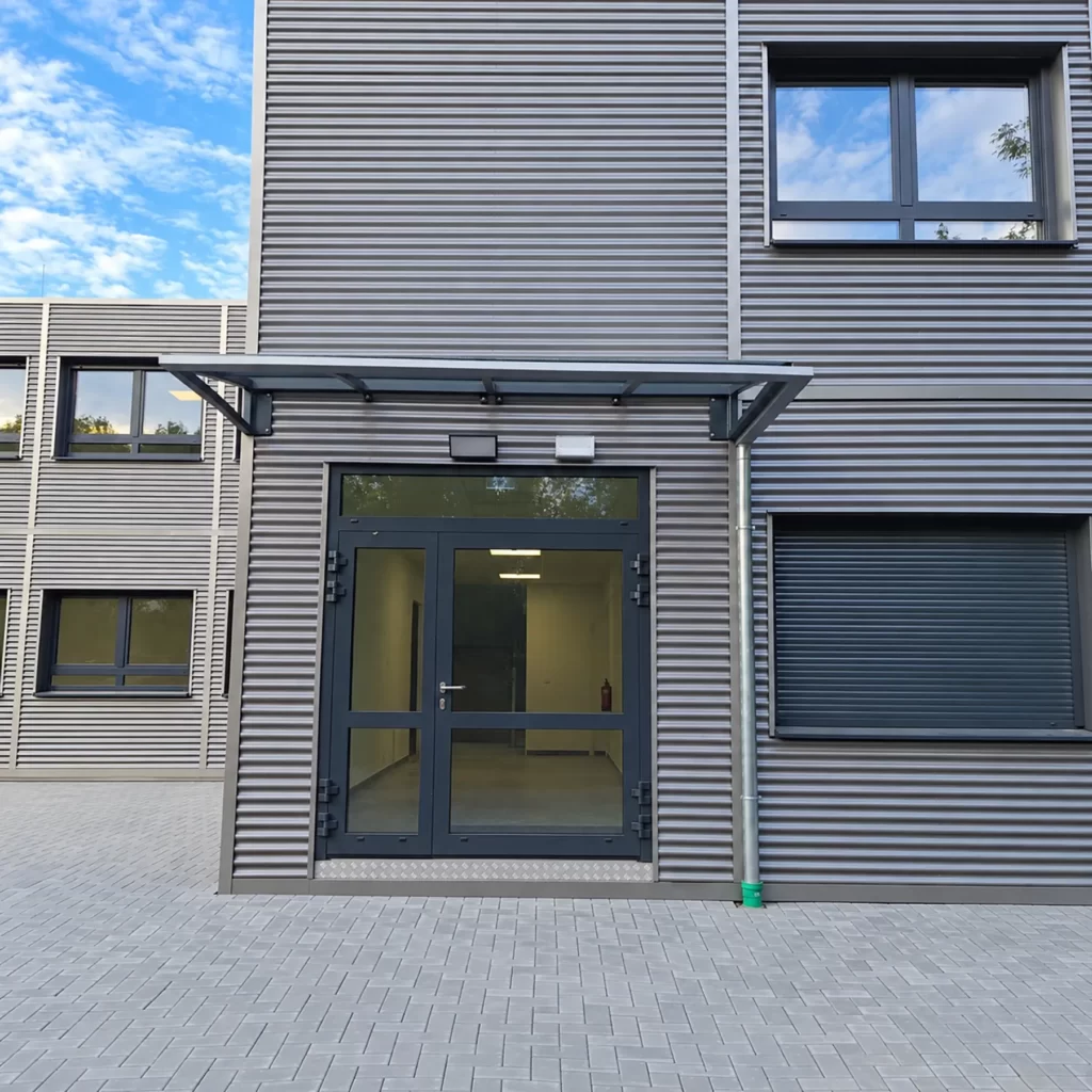 Neue Raumzellenanlage für die Theodor-Heuss-Realschule 1 Modulares Schulgebäude an der Theodor Heuss Realschule Oberhausen von außen betrachtet