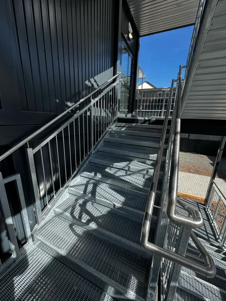 Canada-Schule erhält neue zwei- und dreigeschossige Modulanlage 5 Ansicht des Treppenturms der neuen Modulbau-Erweiterung an der Schule in Zweibrücken
