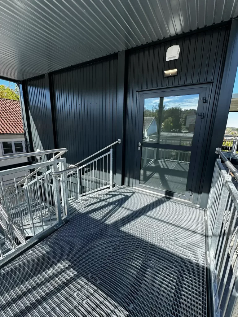 Canada-Schule erhält neue zwei- und dreigeschossige Modulanlage 6 Ansicht des Treppenturms der neuen Modulbau-Erweiterung an der Schule in Zweibrücken