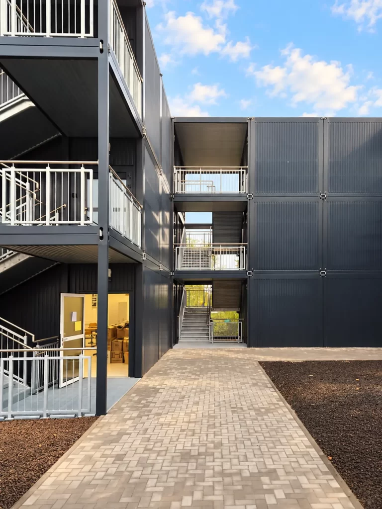 Canada-Schule erhält neue zwei- und dreigeschossige Modulanlage 3 Ansicht vom Innenhof der neuen Modulbau-Erweiterung an der Schule in Zweibrücken