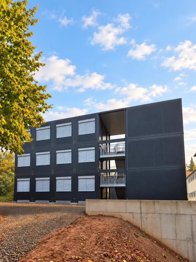 Canada-Schule erhält neue zwei- und dreigeschossige Modulanlage 1 Modulare Schulerweiterung an der Schule in Zweibrücken von außen betrachtet